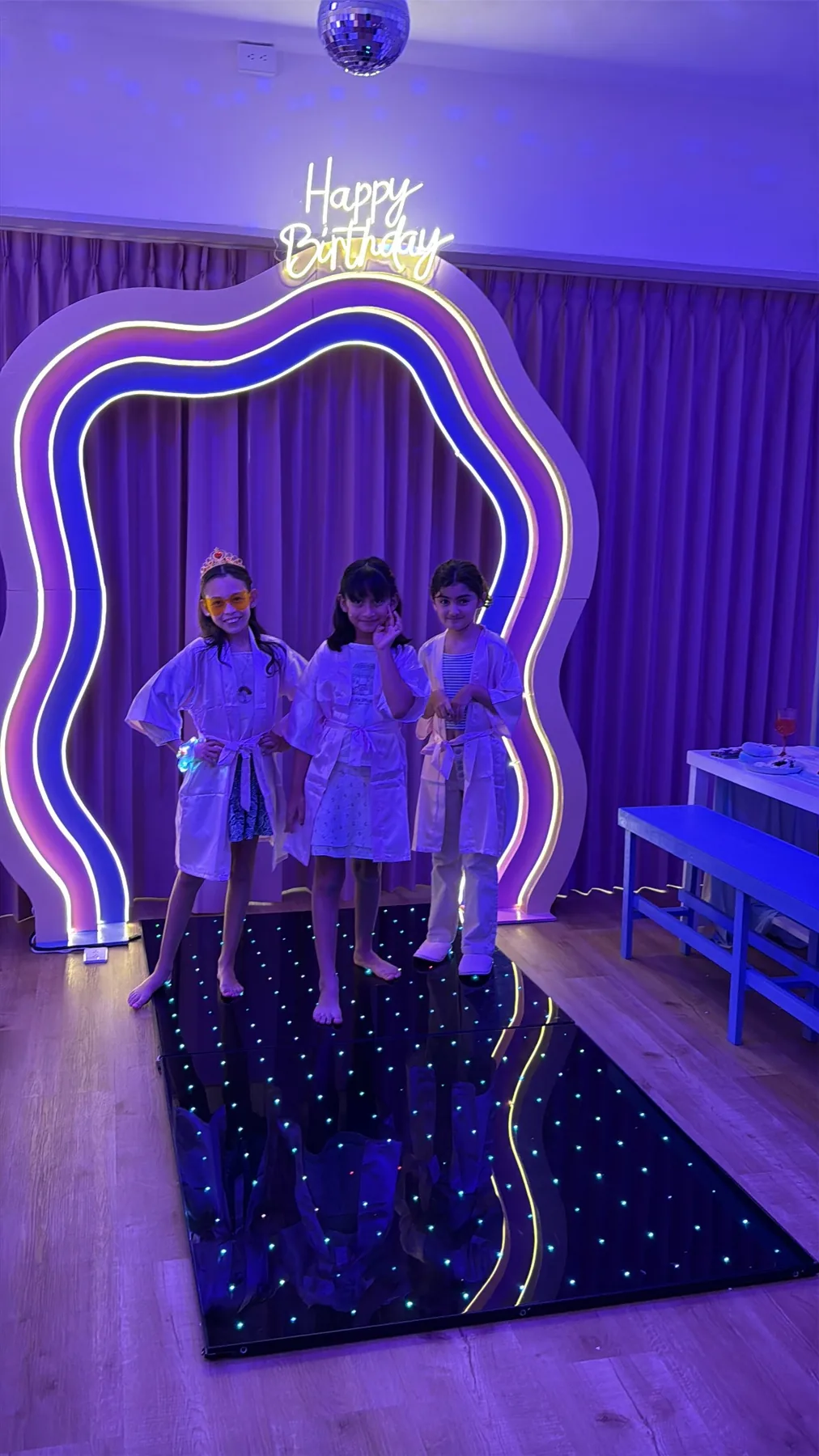 Pasarela iluminada durante una fiesta